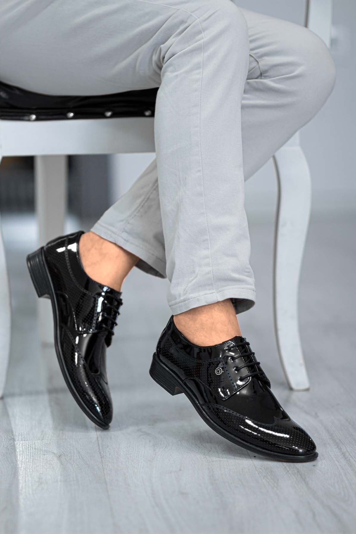 Siyah Delikli Rugan Erkek Klasik Ayakkabı