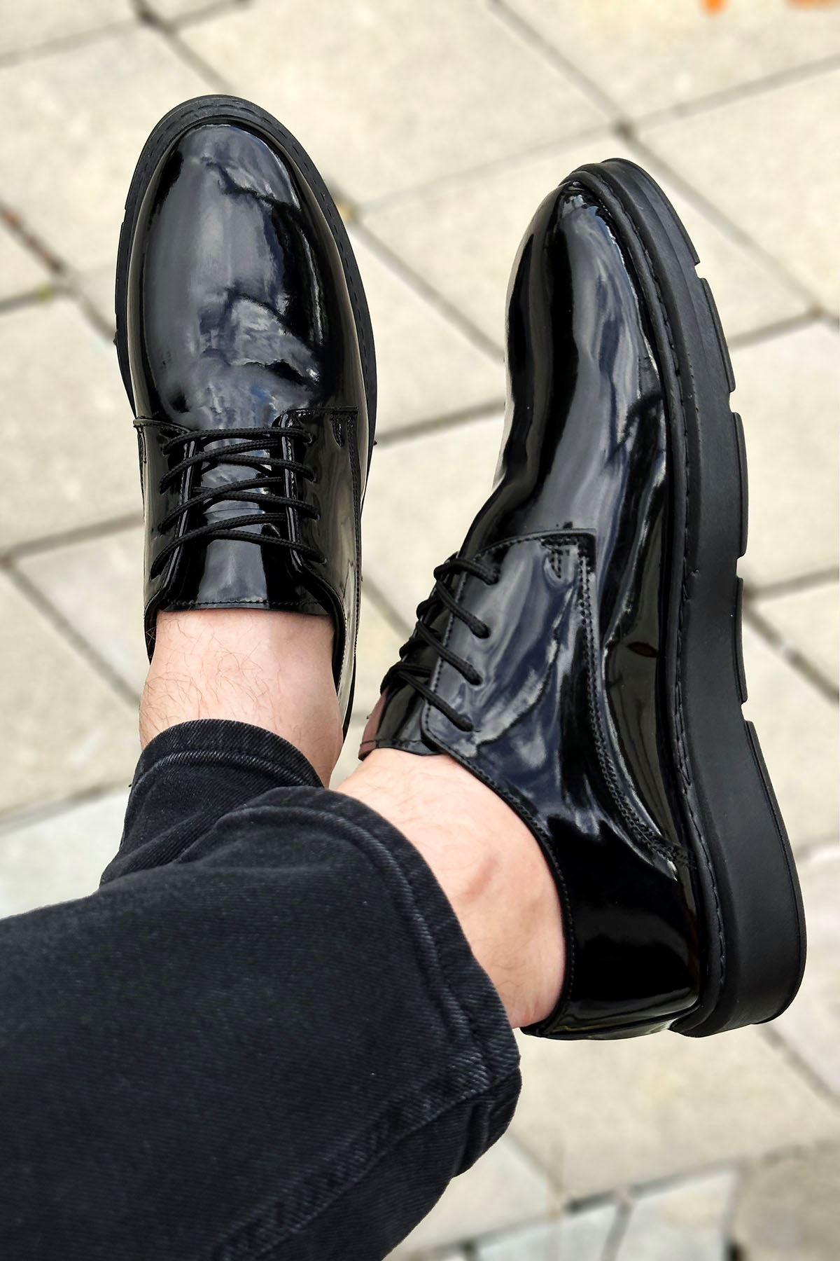 Klasik Model Deri Tarz Bağcıklı Rugan Siyah Erkek Ayakkabı